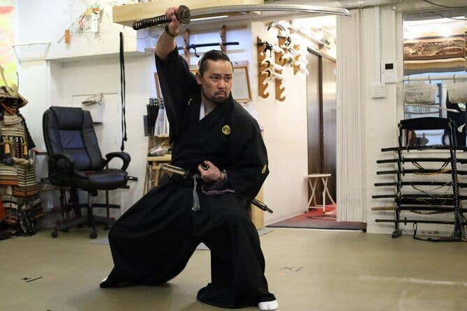 Kyoto 2 Hours Genuine Kendo / Samurai Experience In Japan - Putting on armor and learning the equipment