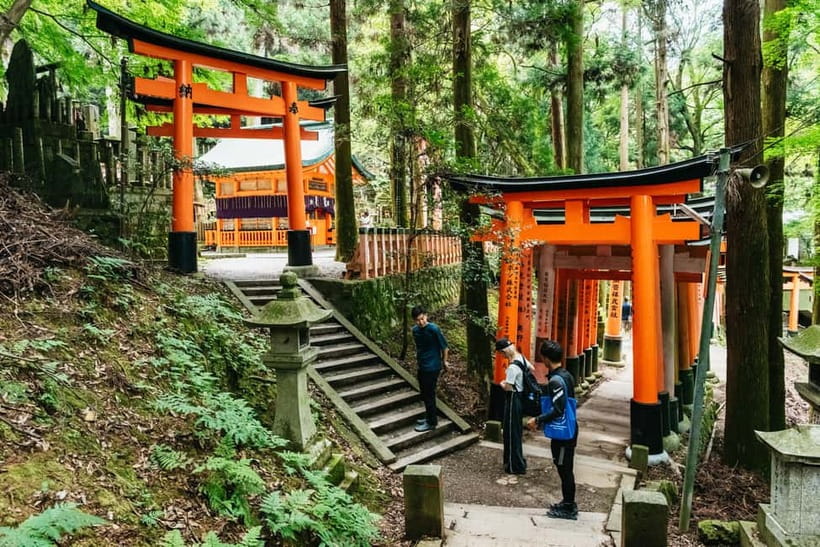 Kyoto: 3-Hour Fushimi Inari Shrine Hidden Hiking Tour - Arriving at Fushimi Inari’s famous front area