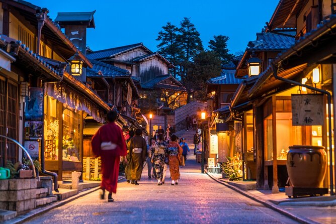 Kyoto 5-Star Geisha Night Walk: Small-Group Authentic Experience - Yasaka Pagoda and Higashiyama at night