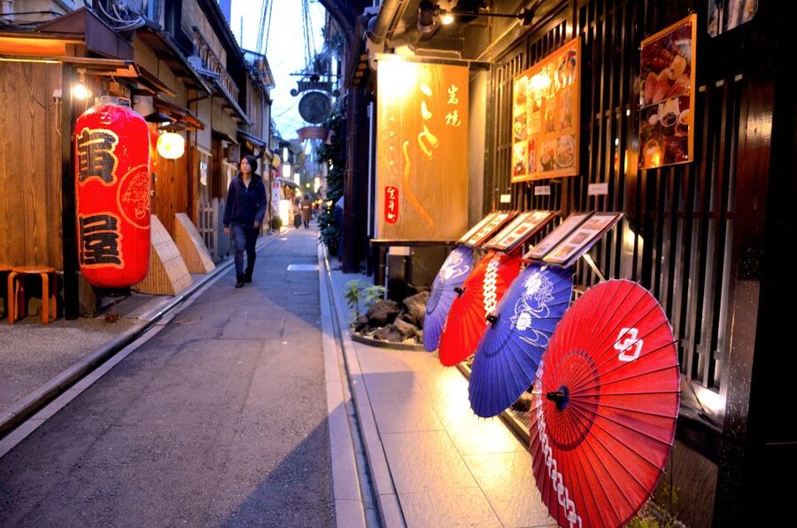 Kyoto: Casual Pontocho Evening Food Tour - Key points at a glance