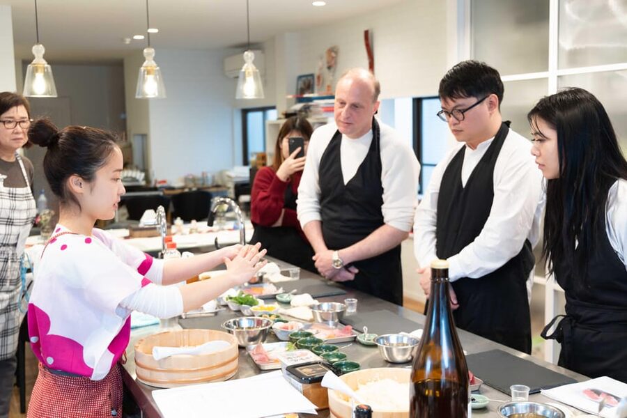 Kyoto: Enjoy Sushi & Market Tour! Best for Family & Couple! - Who Will Enjoy This Most?
