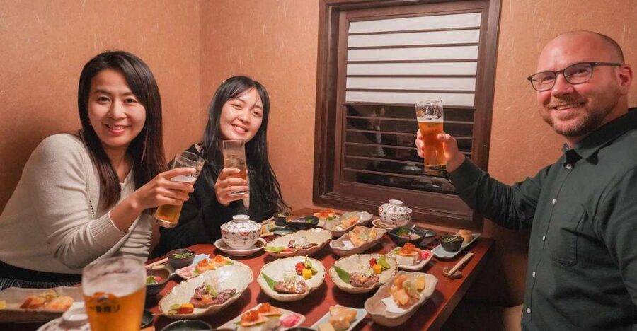 Kyoto: Foodie Night Tour in Gion with 9 dishes + 6 Sake - Four things to know before booking