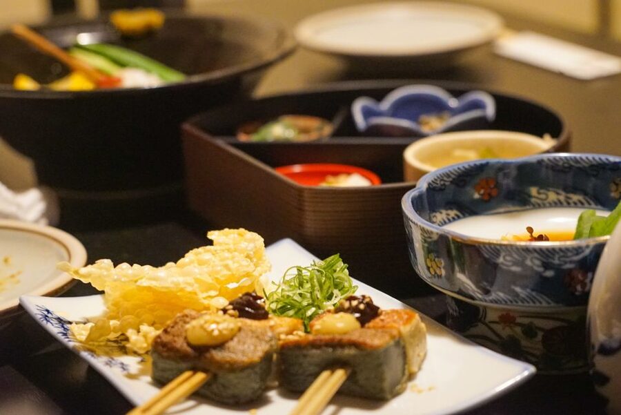 Kyoto: Foodie Night Tour in Gion with 9 dishes + 6 Sake - Practical details that affect the evening