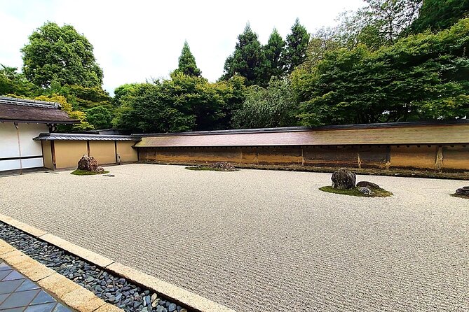 Kyoto Full Course Tour: Explore 10 Must-See Sights & Hidden Gems - Kiyomizu-zaka and Sanneizaka turn walking into the attraction