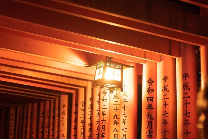 Kyoto Fushimi-Inari Night Walking Tour - Meeting the guide at the fox statue