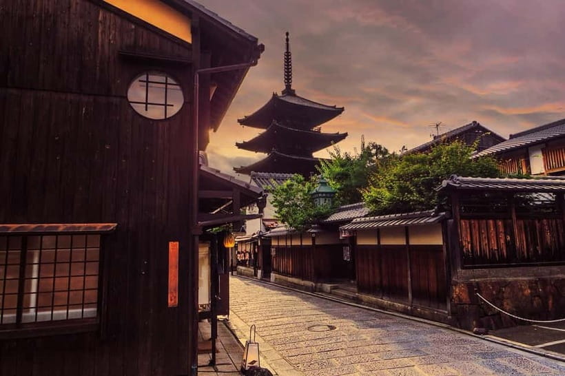 Kyoto Geisha Walking Tour: Gion District & Hidden Gems - Why Gion works best with a guide
