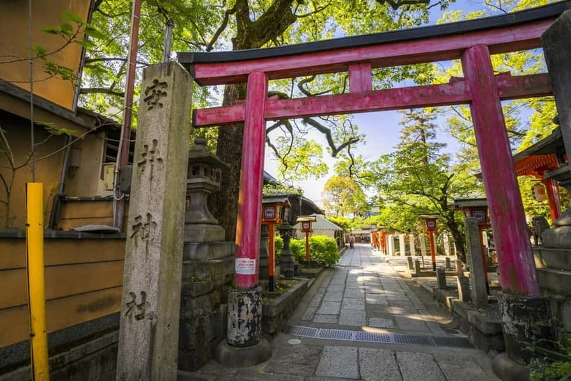 Kyoto Geisha Walking Tour: Gion District & Hidden Gems - Spotting Geiko and Maiko respectfully