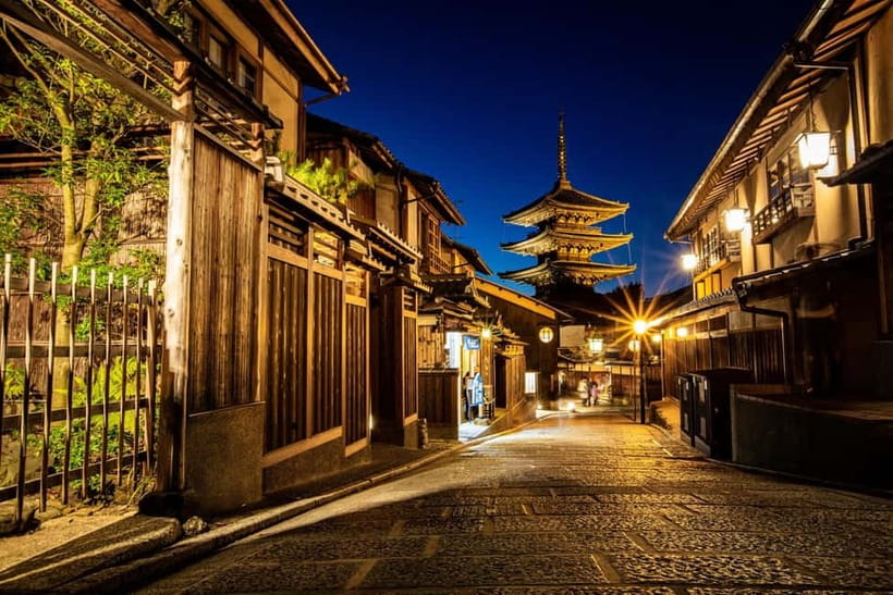 Kyoto Geisha Walking Tour: Gion District & Hidden Gems - Hõkan Ji Pagoda and the famous Kyoto view