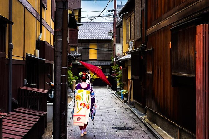 Kyoto: Gion and Geisha District Walking Tour - Maruyama Park brings in seasonal beauty