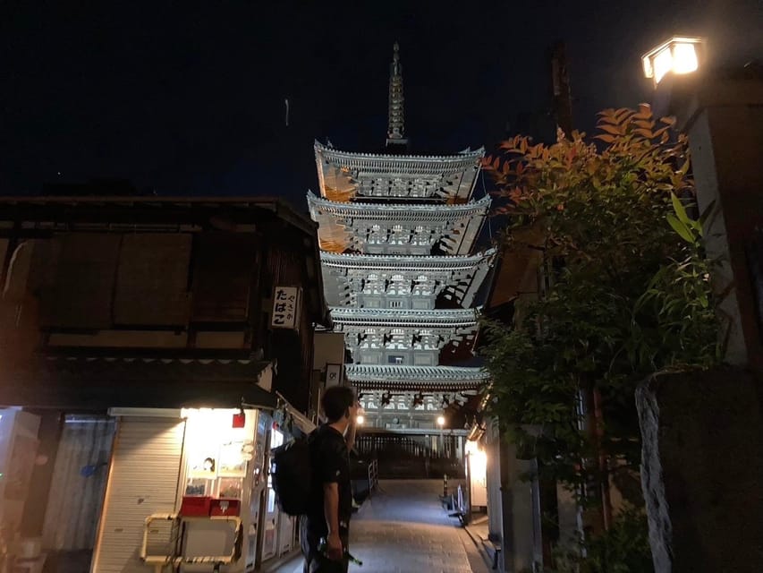 Kyoto: Gion Evening Walk with Hidden Gems, Geisha & Sake - Hōkan-ji Temple and Yasaka Pagoda after dark