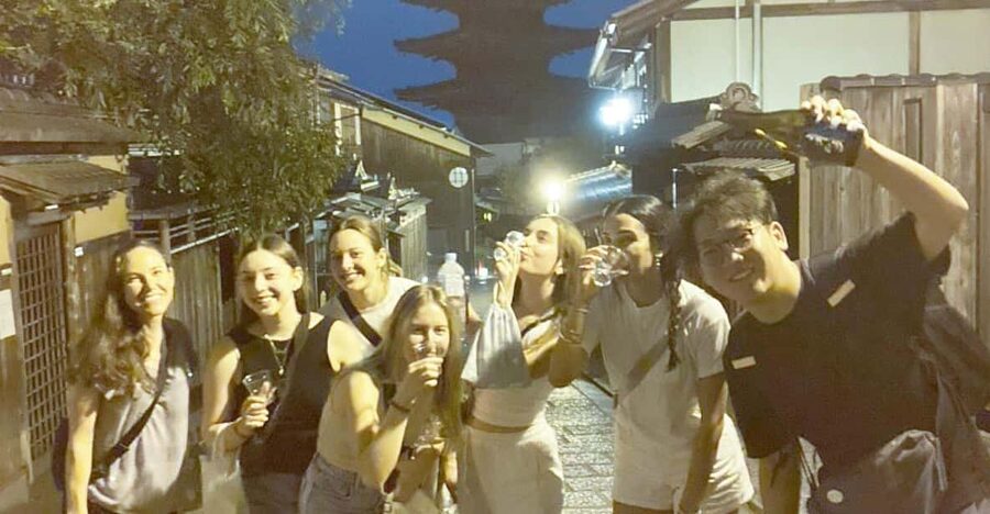 Kyoto: Gion Evening Walk with Hidden Gems, Geisha & Sake - Yasaka Shrine and the final stretch
