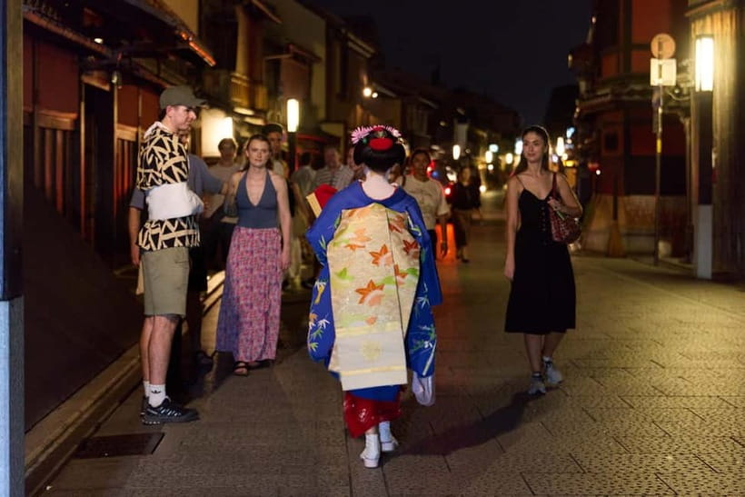 Kyoto: Gion Geisha District Walking Tour - Stories of Geisha - Izumo-no-Okuni and the story behind kabuki