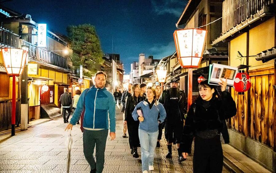 Kyoto: Gion Hidden Gems & Geisha Culture Tour - Yasaka Shrine and the 1,000-year-old setting