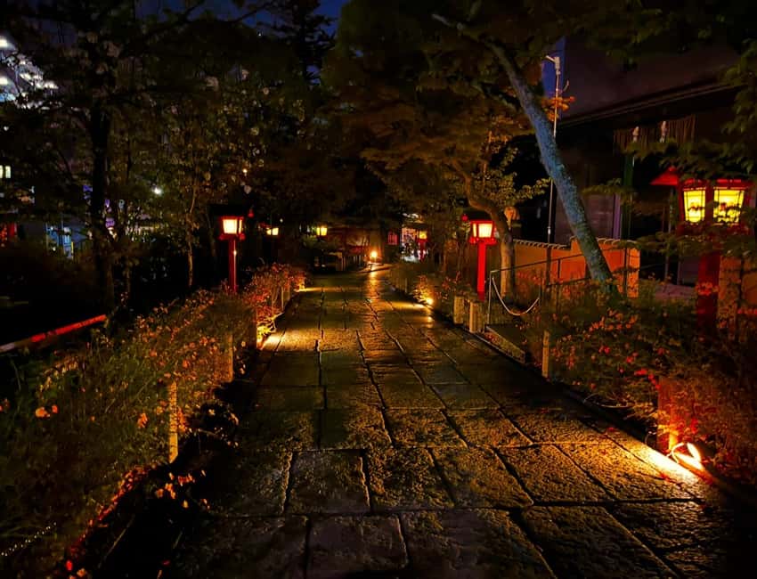 Kyoto: Gion Magical Night Walking Tour with Geisha Trivia - The illuminated Buddhist pagoda