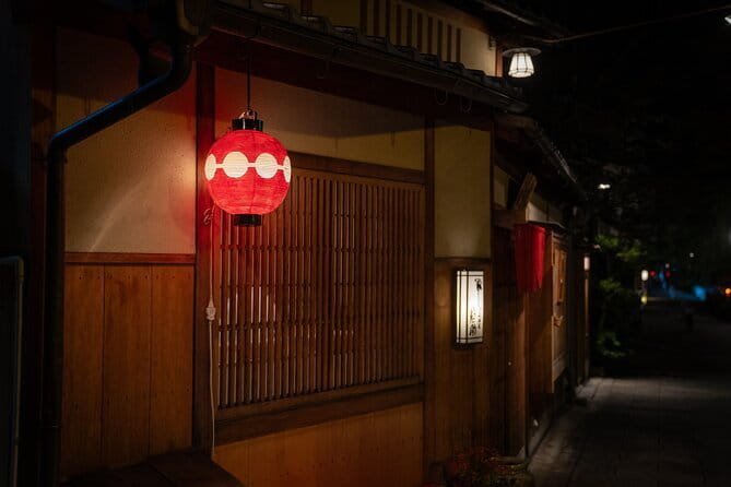 Kyoto: Gion & Pontocho Food Tour with 13 Dishes - Starting beneath Yasaka Shrine’s evening glow