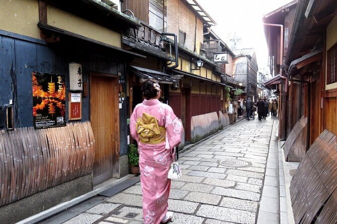 Kyoto: Gion & Pontocho Food Tour with 13 Dishes - The first meal: an izakaya in Gion