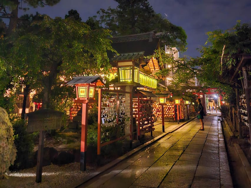 Kyoto: Gion Sunset Walking Tour with Local Guide - Hanamikoji Street and the old Gion atmosphere