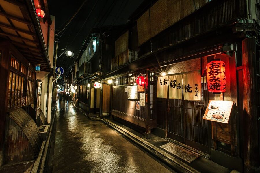 Kyoto: Gion Sunset Walking Tour with Local Guide - Pontocho and the finish at Sanjo Bridge