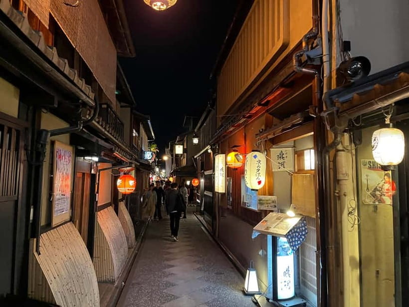 Kyoto: Gion Walking Tour - What the guides add to the experience