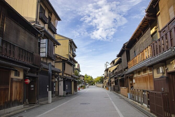 Kyoto Gion Walking Tour for First Time Visitors - Starting among Gion’s wooden streets