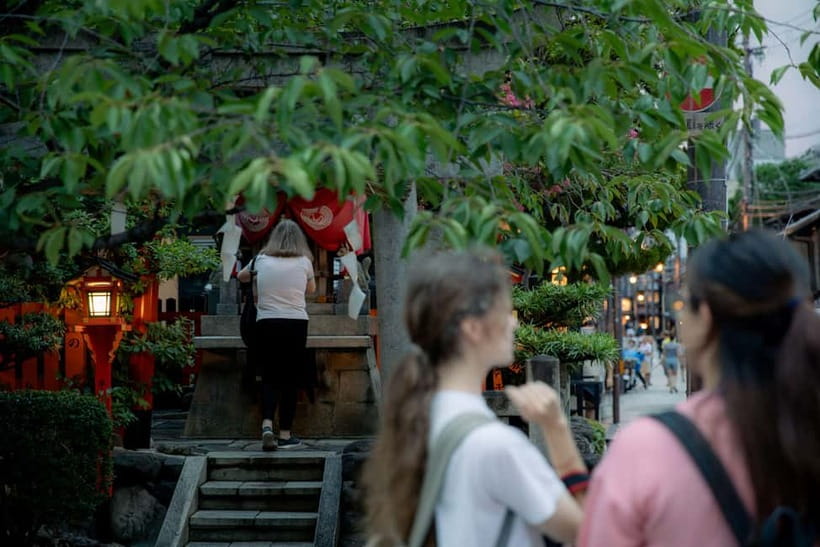 Kyoto: Gion World of the Geisha Guided Walking Tour - Who should book this Gion walking tour?