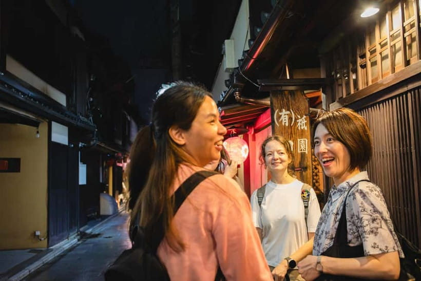 Kyoto: Gion World of the Geisha Guided Walking Tour - Why Gion is worth seeing with a guide