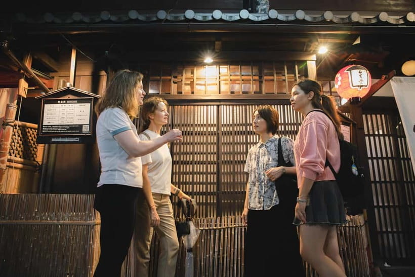Kyoto: Gion World of the Geisha Guided Walking Tour - Yasaka Shrine gives the walk a wider context