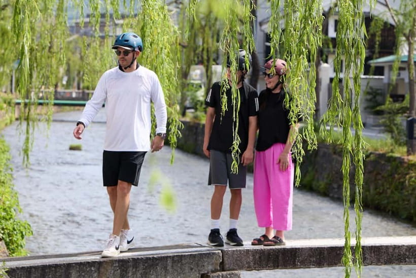 Kyoto: Hidden Gems E-Bike Tour Through Backstreets & Temples - Starting in Gion, where Kyoto gets busy