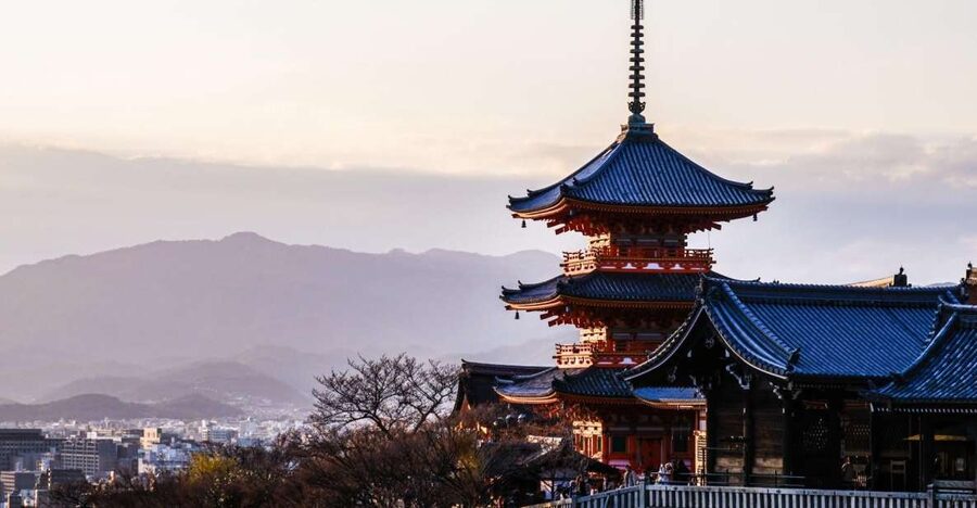 Kyoto: Historic Higashiyama Walking Tour - Why this four-hour route works in Kyoto