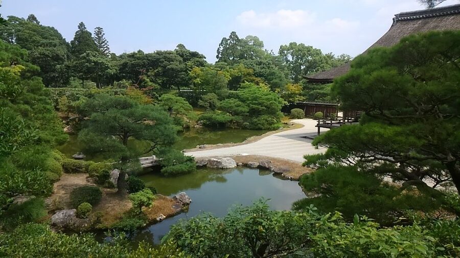 Kyoto: Historic Higashiyama Walking Tour - The train to Gion and a change of mood