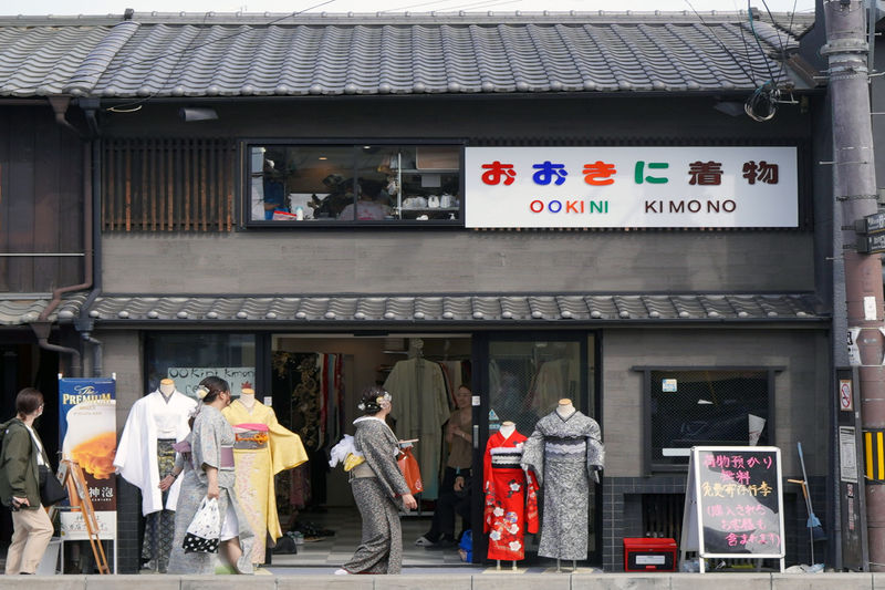 Kyoto Kimono Rental Experience (Optional Exquisite Hair Styling/Japanese Makeup/Photography) (Ookini Kiyomizu-dera Main Store) - Getting dressed beside Kyoto’s best-known lanes