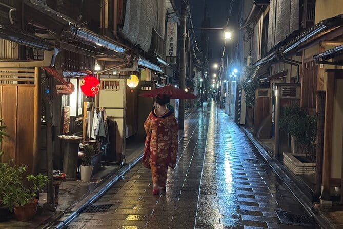 Kyoto Magical Night English Tour: Gion & Fushimi Inari Shrine - Hanamikoji Street and the etiquette of Gion