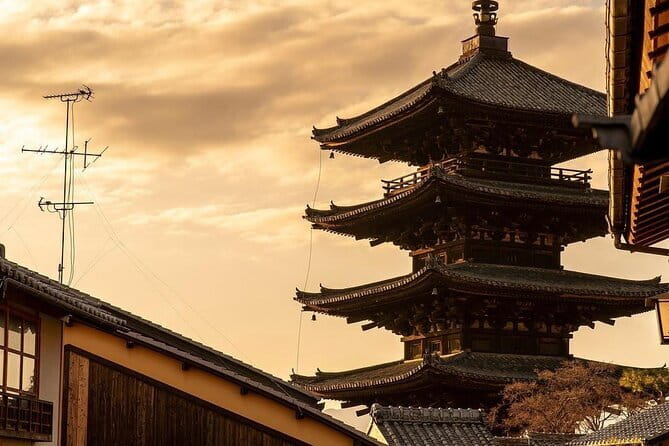 Kyoto Magical Night English Tour: Gion & Fushimi Inari Shrine - Yasaka Shrine closes the evening