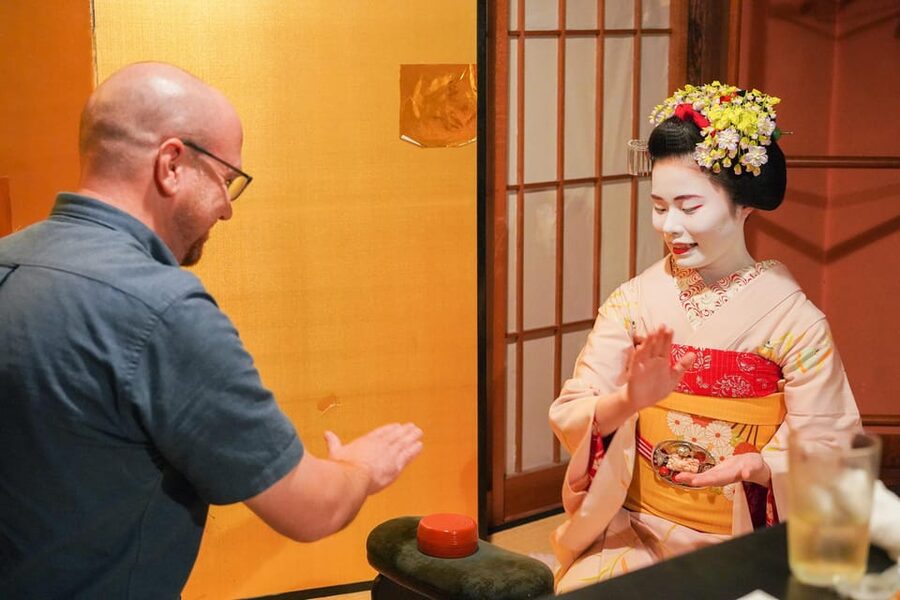 Kyoto: Maiko Dinner in Traditional Restaurant and Tour - Entering a 100-year-old machiya restaurant