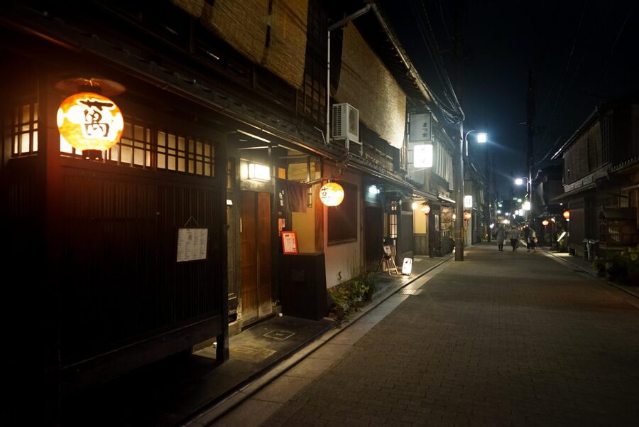 Kyoto: Maiko Dinner in Traditional Restaurant and Tour - The group photo and the final impression