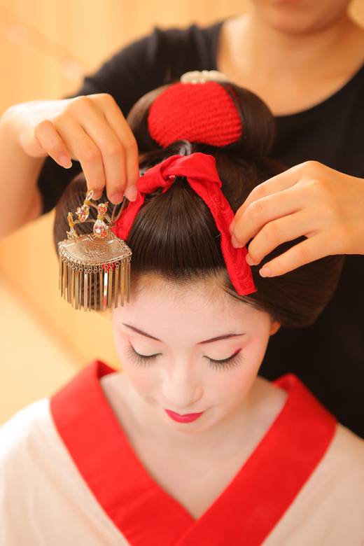 Kyoto: Maiko Makeover and Photoshoot Experience - Choosing Your Kimono From 100 Options