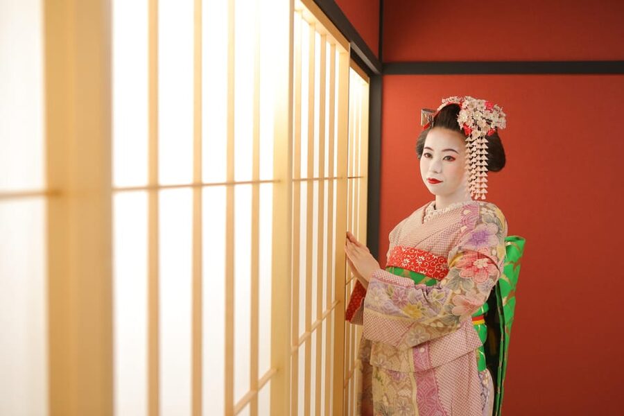 Kyoto: Maiko Makeover and Photoshoot Experience - The Japanese Room Photoshoot