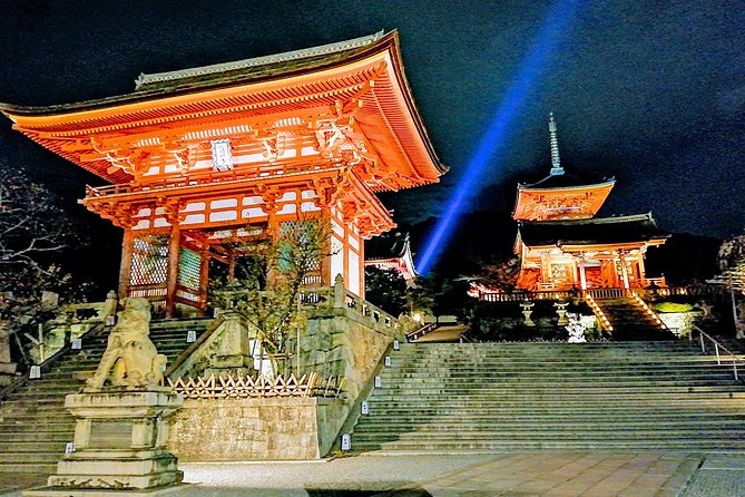Kyoto night walk tour (Gion district) - Yasakanoto pagoda and the best photo stop