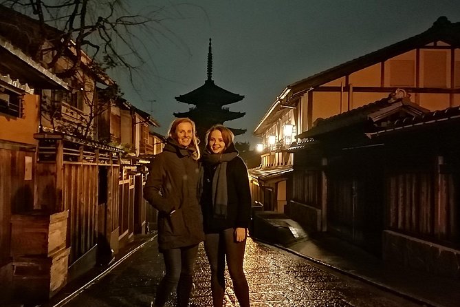 Kyoto night walk tour (Gion district) - The stone-wall district and the value of silence