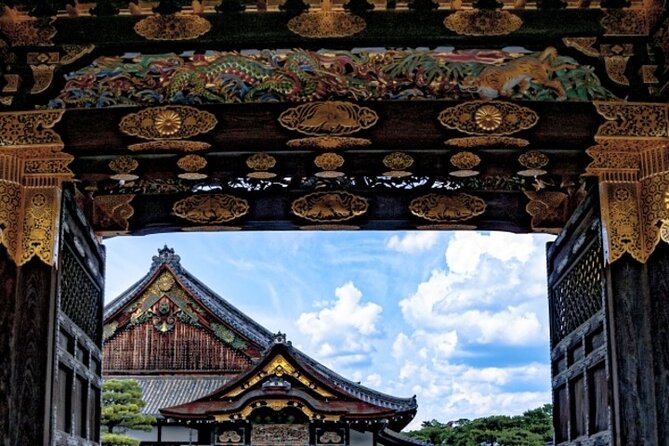 Kyoto: Nijo Castle World Heritage Guided Tour with Admission - Crossing a palace built to intimidate