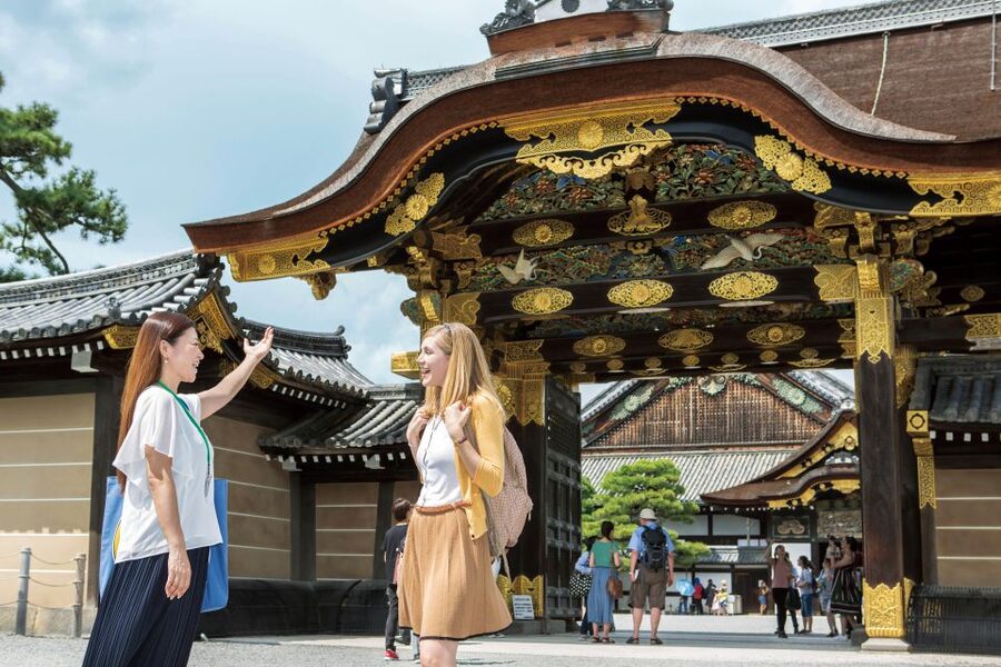 Kyoto: Nijo-jo Castle and Ninomaru Palace Guided Tour - Weather, crowds, and what to bring