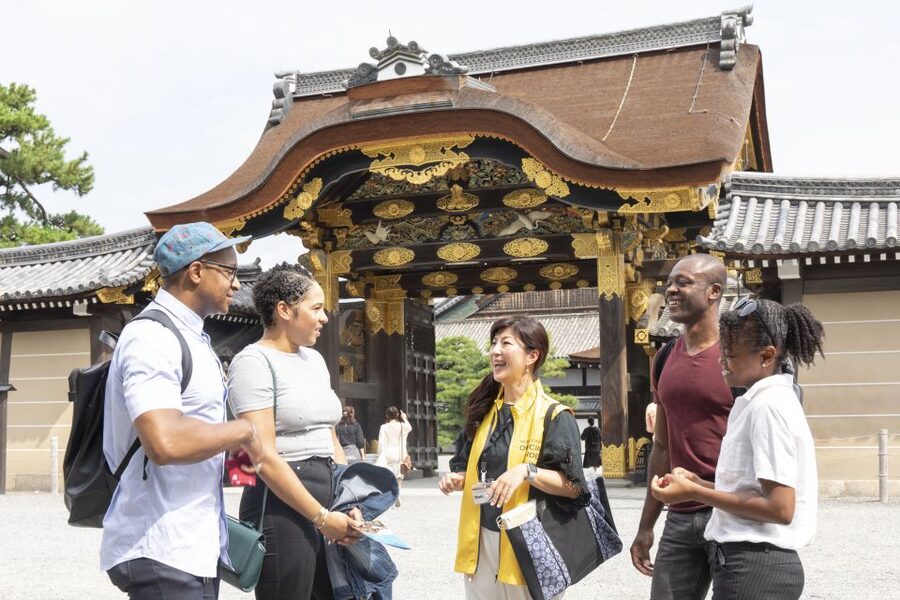 Kyoto: Nijo-jo Castle and Ninomaru Palace Guided Tour - Entering through the East Main Gate