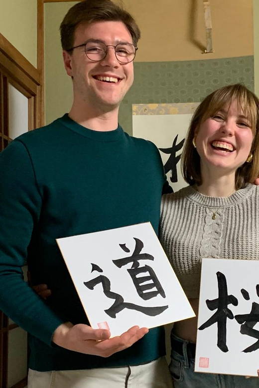 Kyoto Ninenzaka : Japanese Calligraphy Class in Townhouse - Getting the brush grip and pressure right