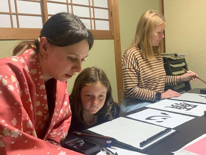 Kyoto Ninenzaka : Japanese Calligraphy Class in Townhouse - Practicing lines, dots, and sweeping strokes