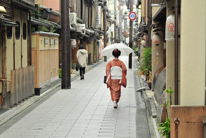 Kyoto Nishiki Market Food and Culture Walking Tour - Shinkyogoku, a modern shopping arcade with local flavor