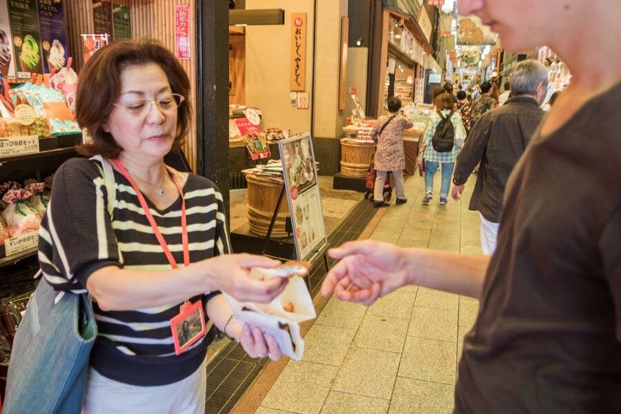 Kyoto: Nishiki Market Food Tour - About 10 vendors, from seafood to sweets
