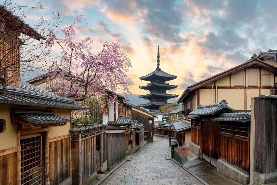 Kyoto/Osaka: Kyoto and Nara Customized Private Guided Tour - Kinkaku-ji and the gold-covered upper floors