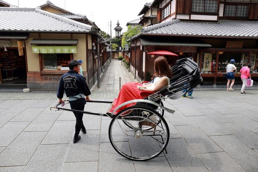 Kyoto: Private Rickshaw Tour of Gion and Higashiyama Area - Temples, stories, and useful local context