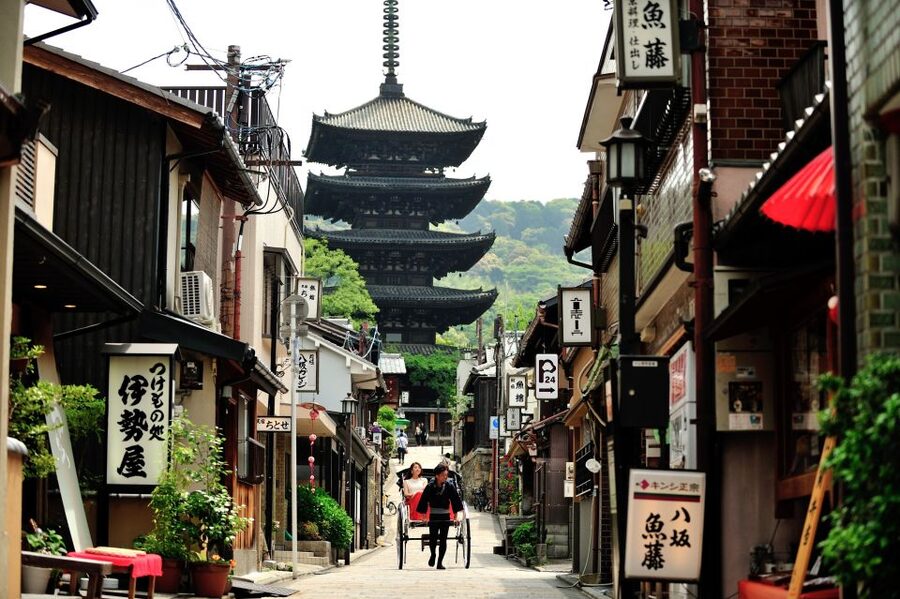 Kyoto: Private Rickshaw Tour of Gion and Higashiyama Area - What makes the guides the real attraction