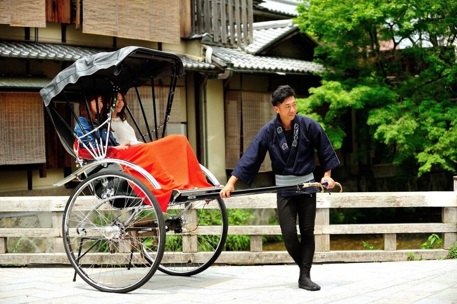 Kyoto: Private Rickshaw Tour of Gion and Higashiyama Area - Rolling through Higashiyamas wooden lanes